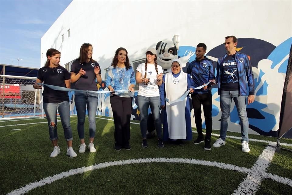 Integrantes del equipo de Rayados varonil y femenil inauguraron la cancha en el Municipio de Juárez.