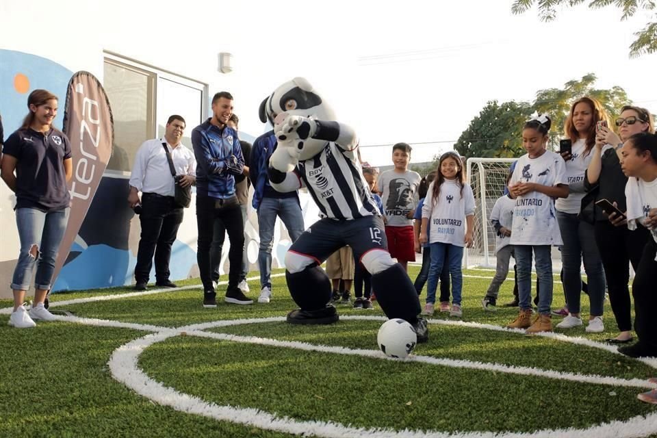 Los niños del Centro Misionero de la Comunidad María Siempre Virgen convivieron con la mascota albiauzl.