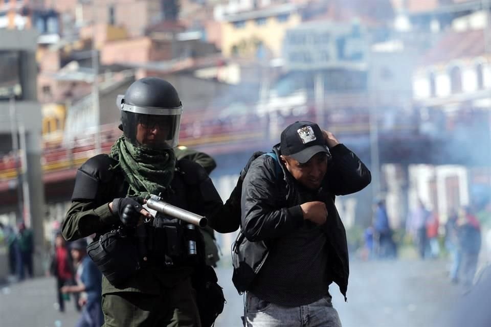 La Policía detuvo a varias personas que participaban en la manifestación.