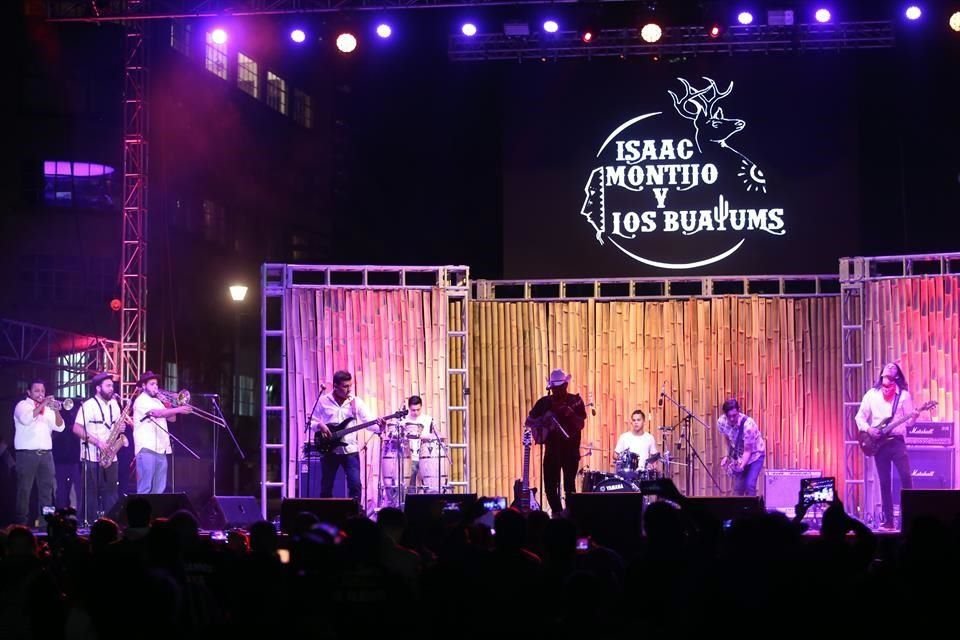 Isaac Montijo y Los Buayums cantaron en mayo y en yaqui al compás de una amalgama de géneros como el jazz, swing, ska, reggae y norteña.  