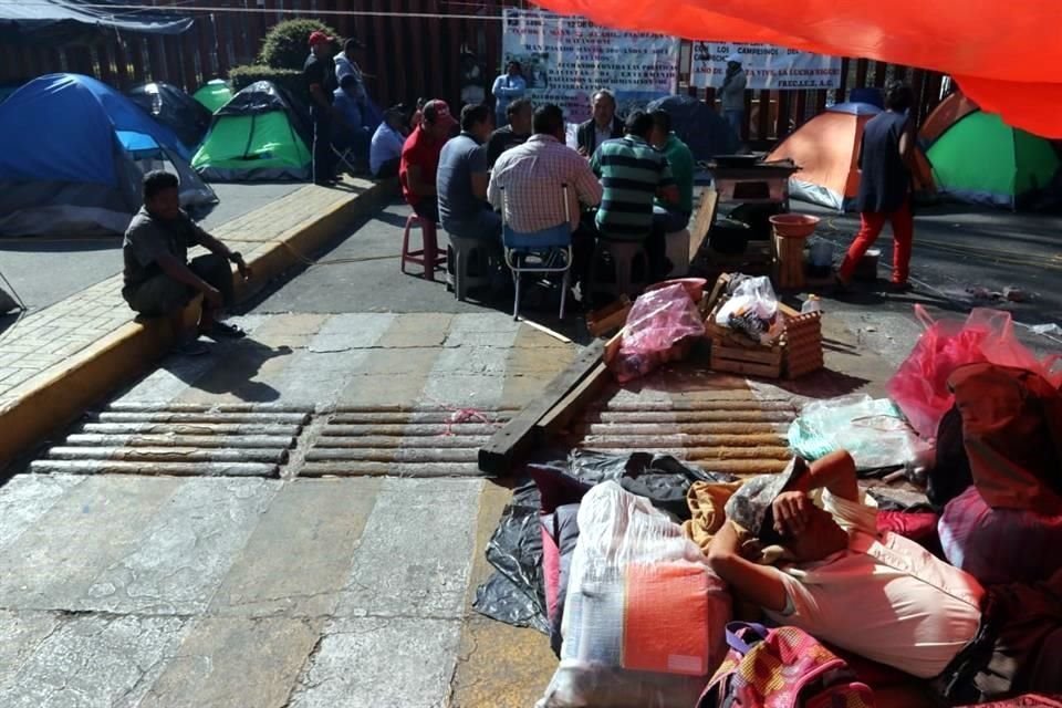 Servicios del Departamento de Limpia se encuentran en el sitio recolectando basura.