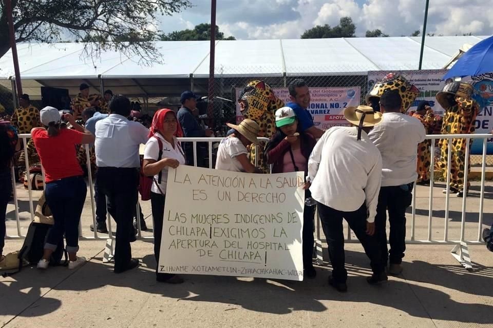 Los habitantes de Chilapa recibieron al Presidente AMLO con exigencias.