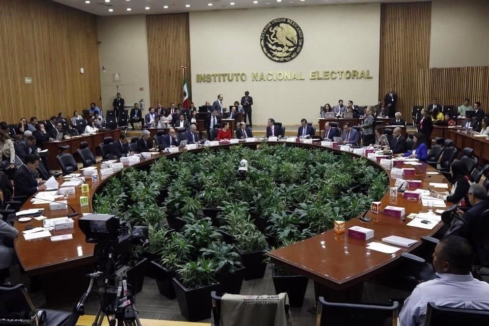 PRD y PAN acusaron que el Gobierno de Andrés Manuel López Obrador y su partido se quieren apoderar del INE y debilitarlo.