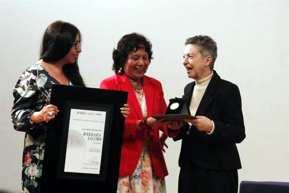 Bárbara Jacobs recibió la Medalla Bellas Artes de manos de la directora del INBAL, Lucina Jiménez.