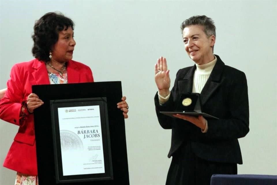 Bárbara Jacobs recibió la Medalla Bellas Artes de manos de la directora del INBAL, Lucina Jiménez.