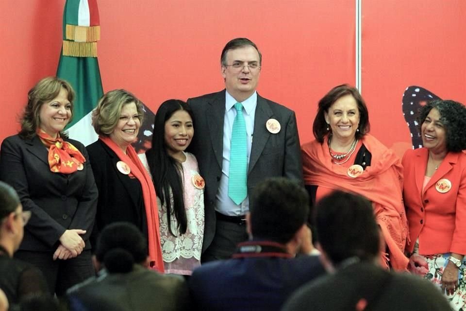 Yalitza Aparicio, Embajadora de buena voluntad de la UNESCO posó junto al canciller mexicano Marcelo Ebrard, en el Encuentro por la Igualdad y la No Violencia contra las Mujeres y las Niñas.