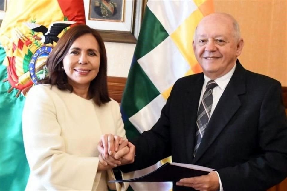 La Canciller Longaric con el nuevo embajador ante EU, Walter Oscar Serrate Cuellar.