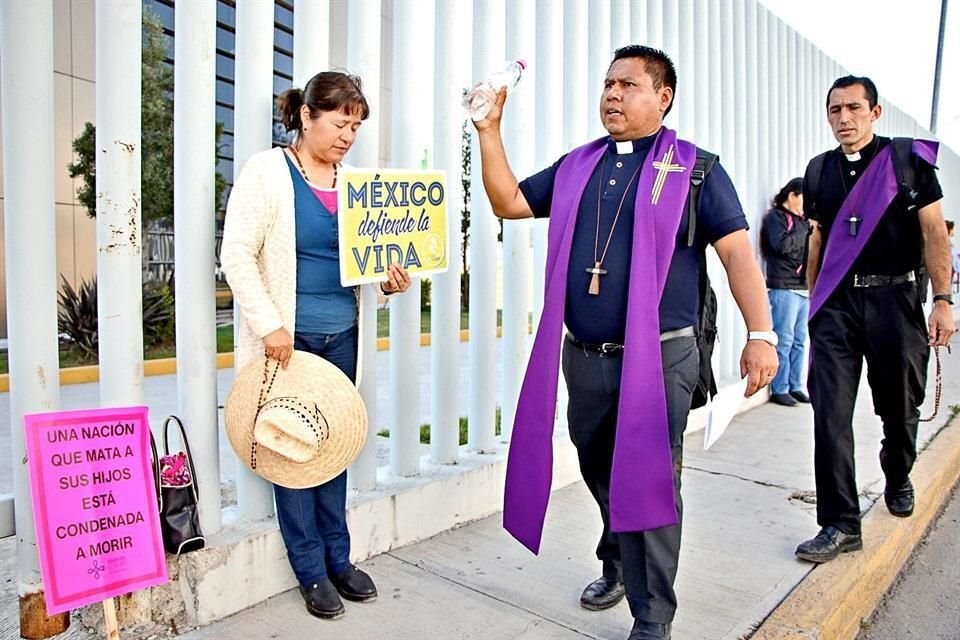 Como parte de las protestas, clérigos rociaron 'sal exorcizada' a las rejas y aceras del Congreso de Hidalgo.