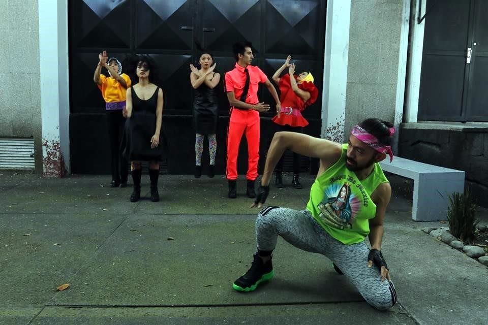 Ensayo de la pieza Atavíos urbanos, de la coreógrafa  Lidya Romero.