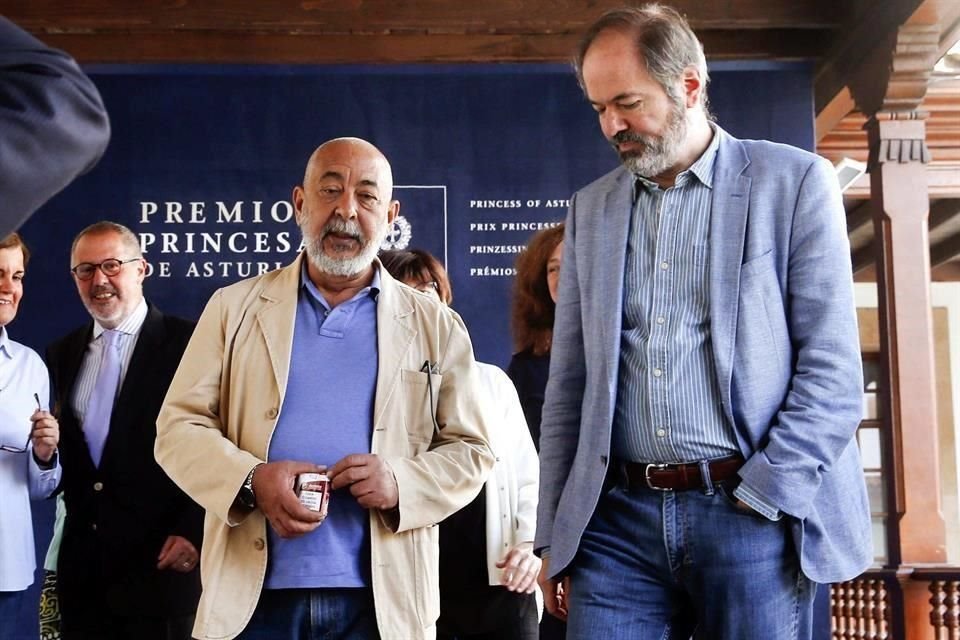 Los miembros del jurado del Premio Princesa de Asturias de las Letras 2018 Leonardo Padura y Juan Villoro conversan antes del inició de las deliberaciones para decidir el ganador de este galardón.