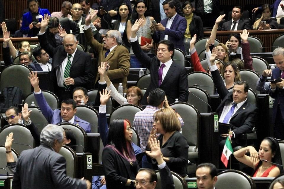 Al centro Mario Delgado, coordinador de los diputados de Morena.