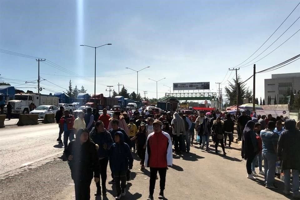 Los inconformes exigen se les cumpla la promesa de obtener un trabajo en las obras de la nueva terminal aérea.