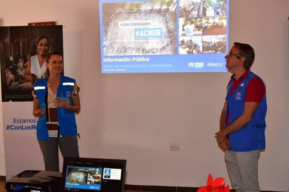 Representantes de ACNUR en la exposición de acciones realizadas por la agencia de la ONU.