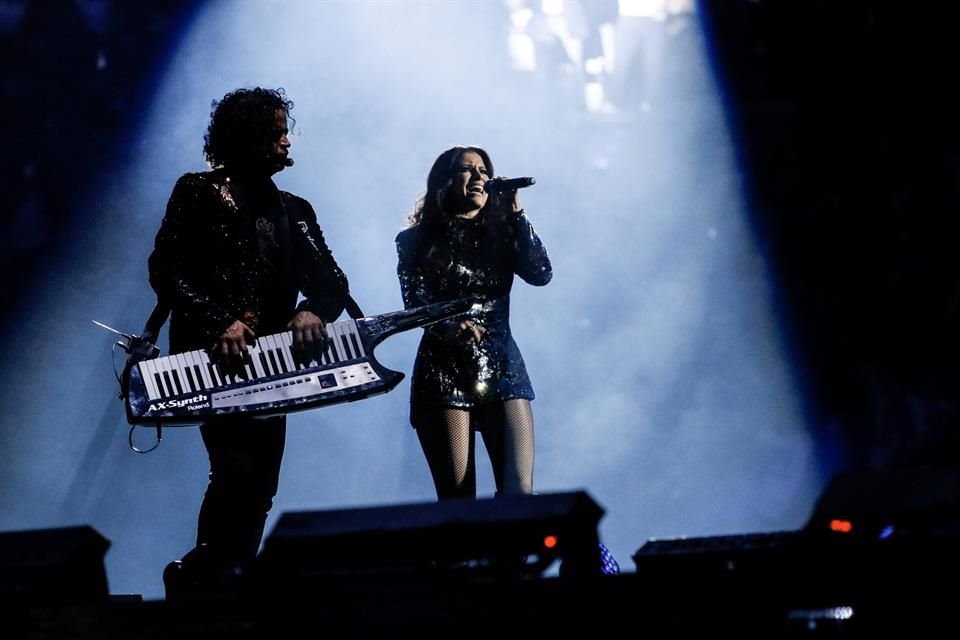 Chacho Gaytán y Alessandra Rosaldo conquistaron al público con sus clásicos como 'Formas de Amor'.