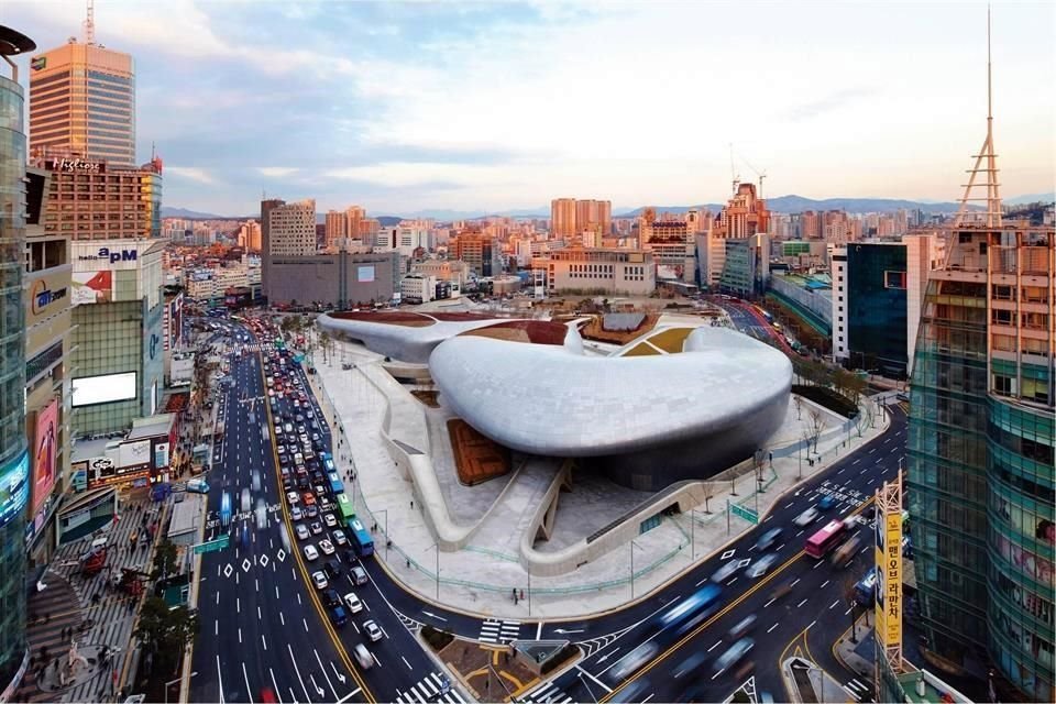 La fachada de Dongdaemun Design Plaza se realizó con 45 mil paneles de aluminio de varios tamaños y curvaturas; la construcción se encuentra en Seúl, Corea del Sur.