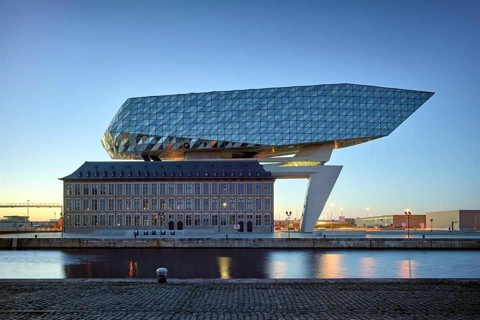 El edificio Port House se conforma por dos elementos, uno histórico y uno llamado diamante, el cual estuvo a cargo de Zaha Hadid Architects y se forma por paneles triangulares.