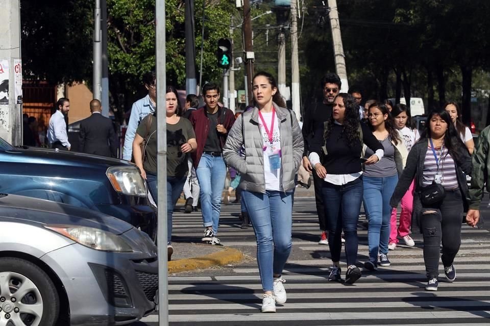 Las calles aledañas a la Expo Guadalajara recibieron a la ola de lectores.