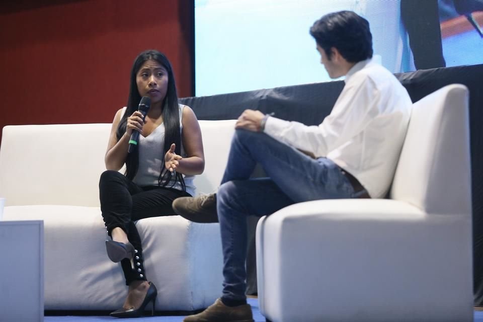 Yalitza Aparicio realizó este sábado una Master Class con jóvenes en el Foro de Halterofilia del Code Paradero, en Guadalajara.