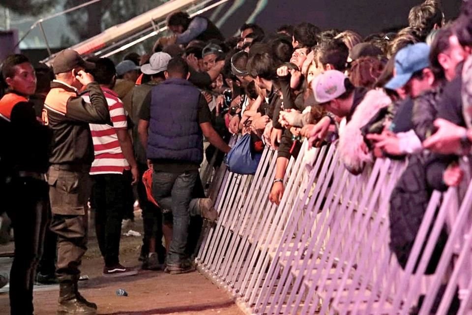 Una valla de seguridad frente al escenario se había caído y los trabajos para colocarla de nuevo se demoraron sin que se viera una solución.