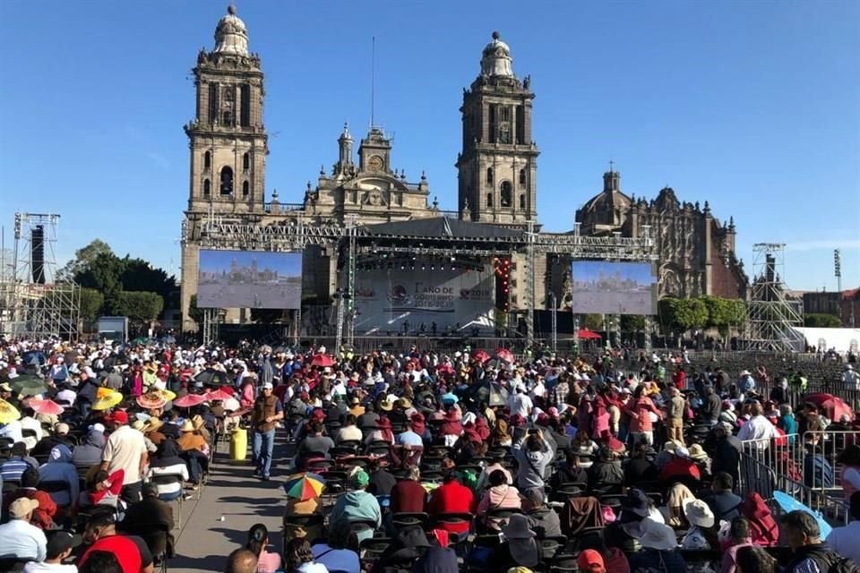 Cientos de personas ya esperan el arranque del festejo por el primer año de Gobierno de López Obrador.