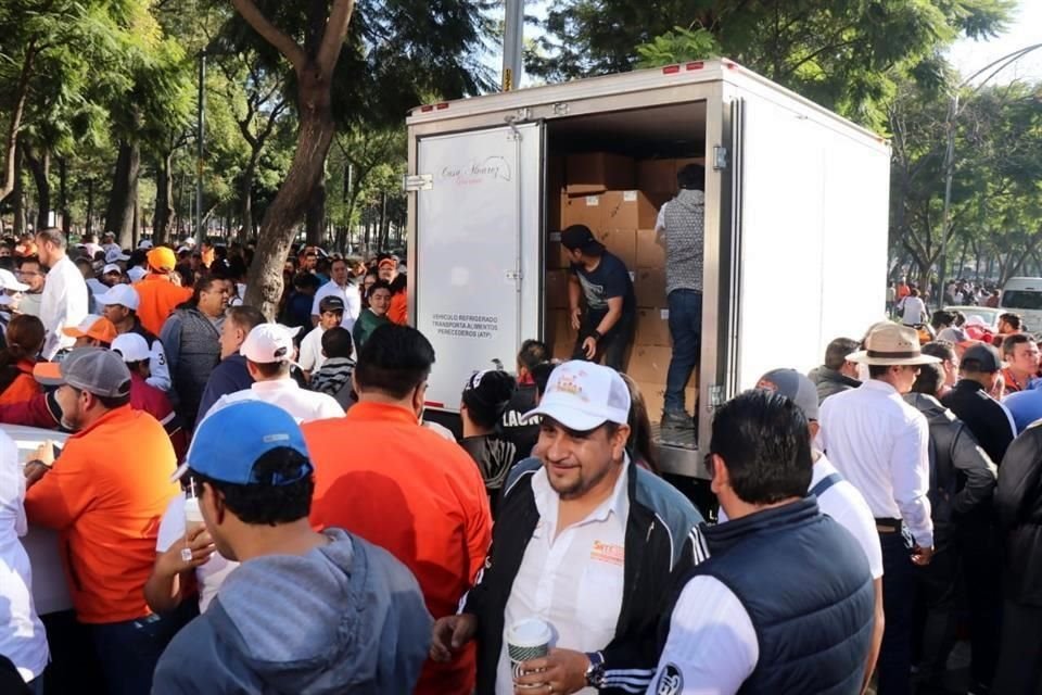 Los sindicalizados recibieron un refrigerio y se organizan en la Alameda Central para de ahí marchar al Zócalo.