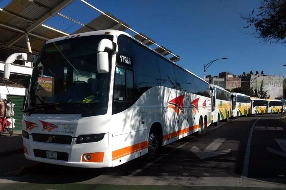 Camiones que trasladaron a simpatizantes al evento de López Obrador quedaron estacionados sobre Reforma, Glorieta de Garibaldi y Violeta.