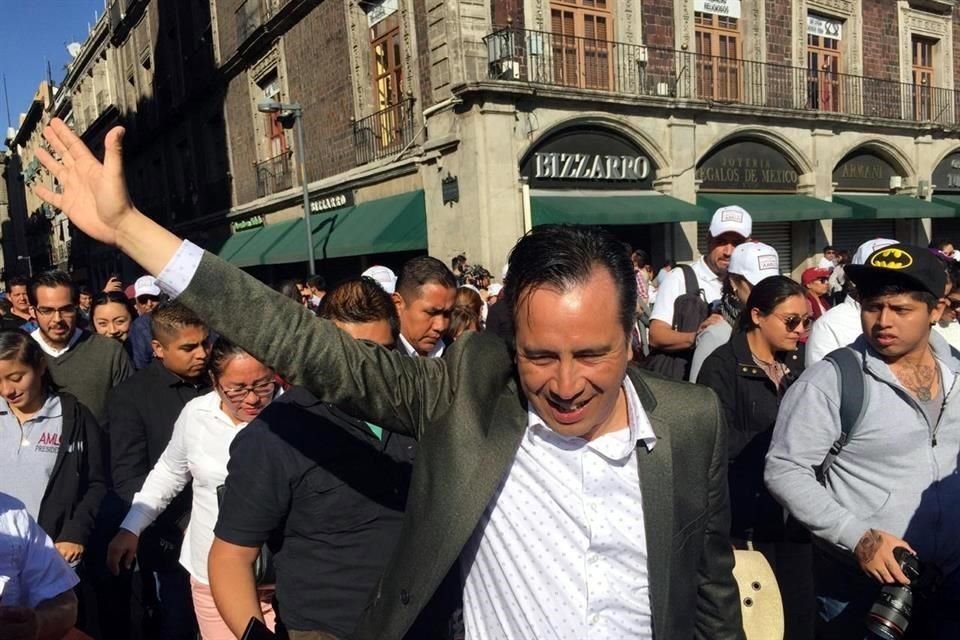 El Gobernador de Veracruz, Cuitláhuac García, a su llegada a la Plaza de la Constitución.