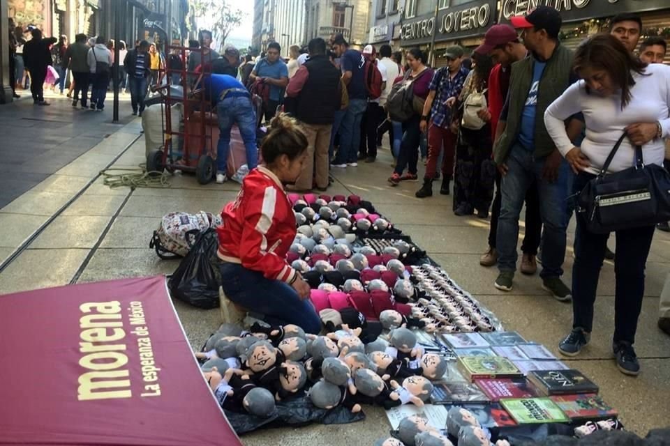 La venta de artículos relativos al evento abarcó varias calles del Primer Cuadro.