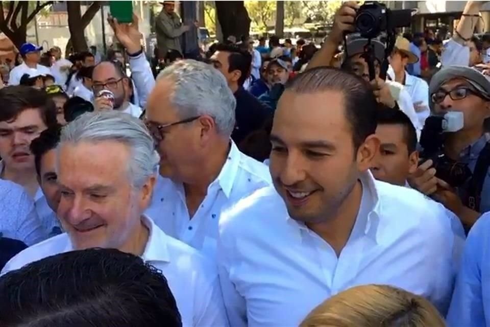 Los panistas Marko Cortés y Santiago Creel previo al arranque de la marcha.