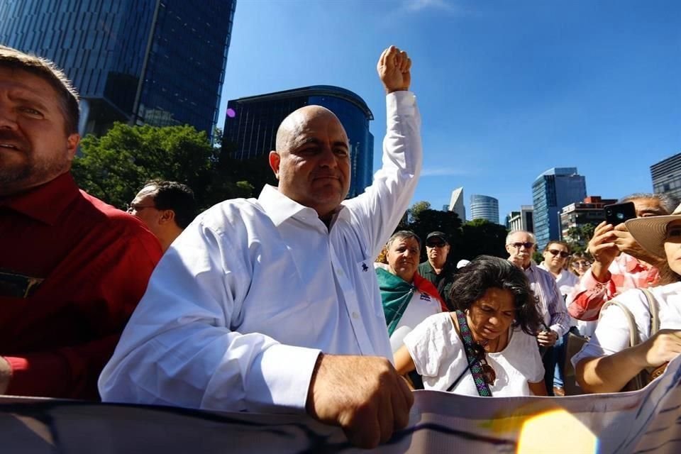 El activista participa en la marcha en contra del Gobierno de AMLO.