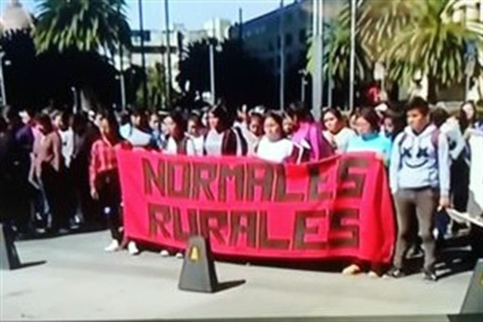 Los inconformes, quienes acudieron a la marcha contra el Presidente López Obrador, se desviaron de la ruta para congregarse en el antimonumento.