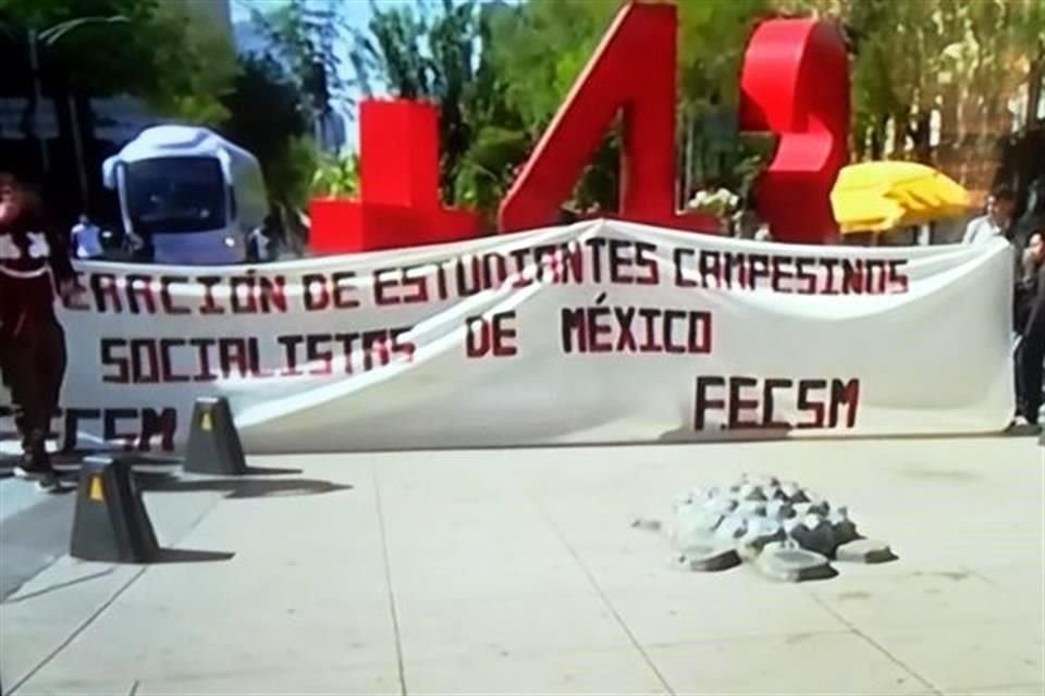 La protesta es encabezada por la Federación de Estudiantes Socialistas de México.