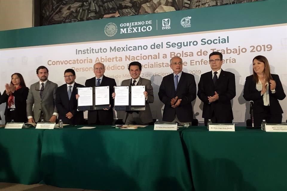 El director del IMSS y el líder del SNTSS durante el lanzamiento de la convocatoria.