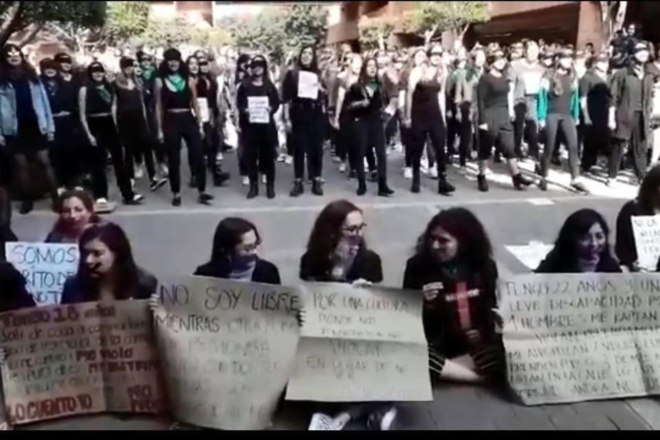 Al terminar la ceremonia de Honoris Causa para el ex Presidente uruguayo José Mujica, alumnas de la Ibero protestaron así contra la violencia de género.