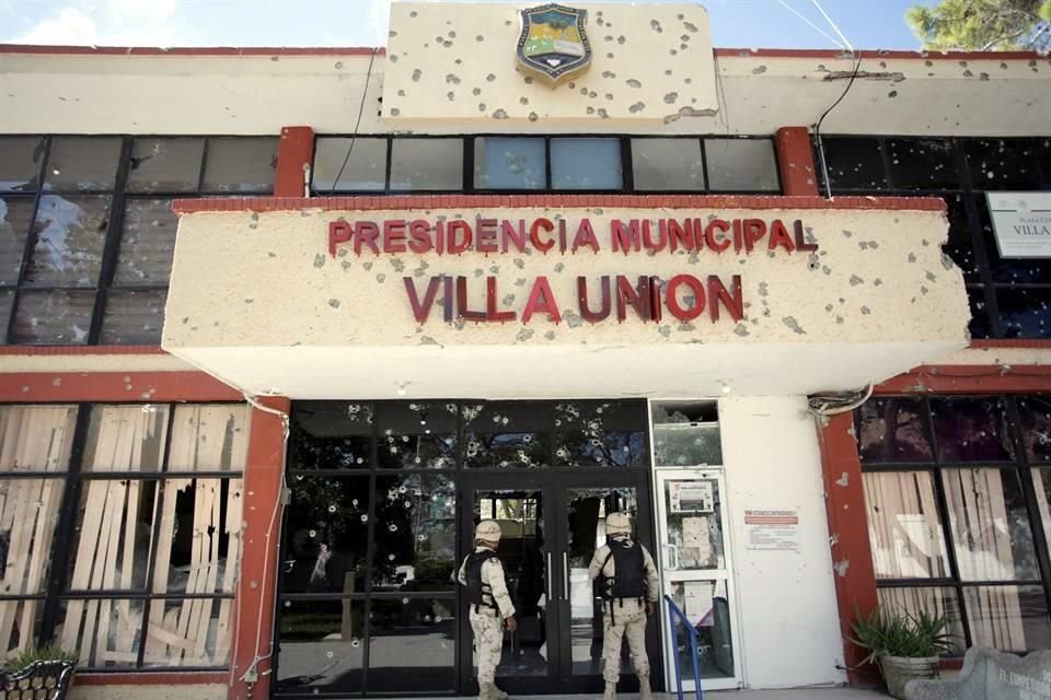 Presidencia Municipal de Villa Unión luce acribillada por el ataque de grupos criminales.