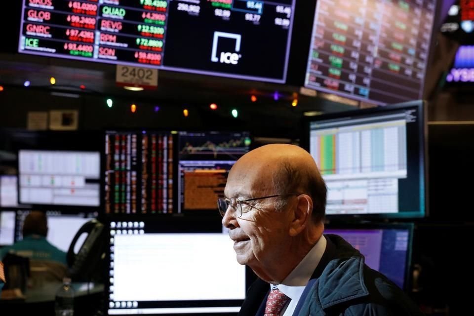 El Secretario de Comercio de Estados Unidos, Wilbur Ross, camina en el piso de la Bolsa de Nueva York después de hablar con la CNBC.