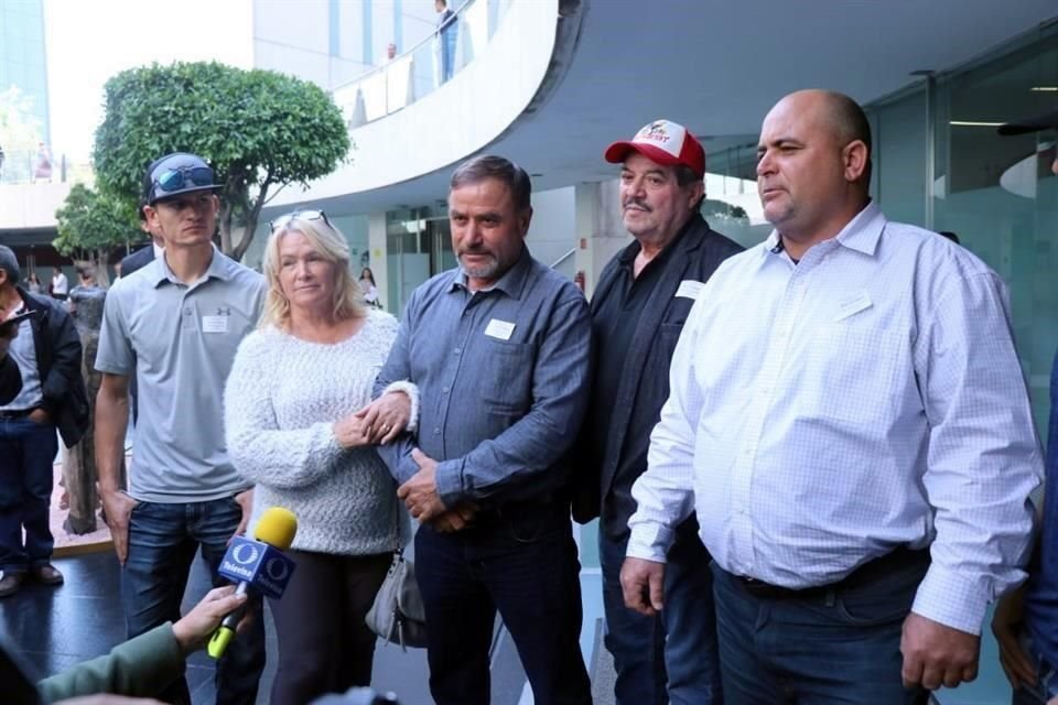 Integrantes de la familia LeBarón en declaraciones a medios en el Senado.