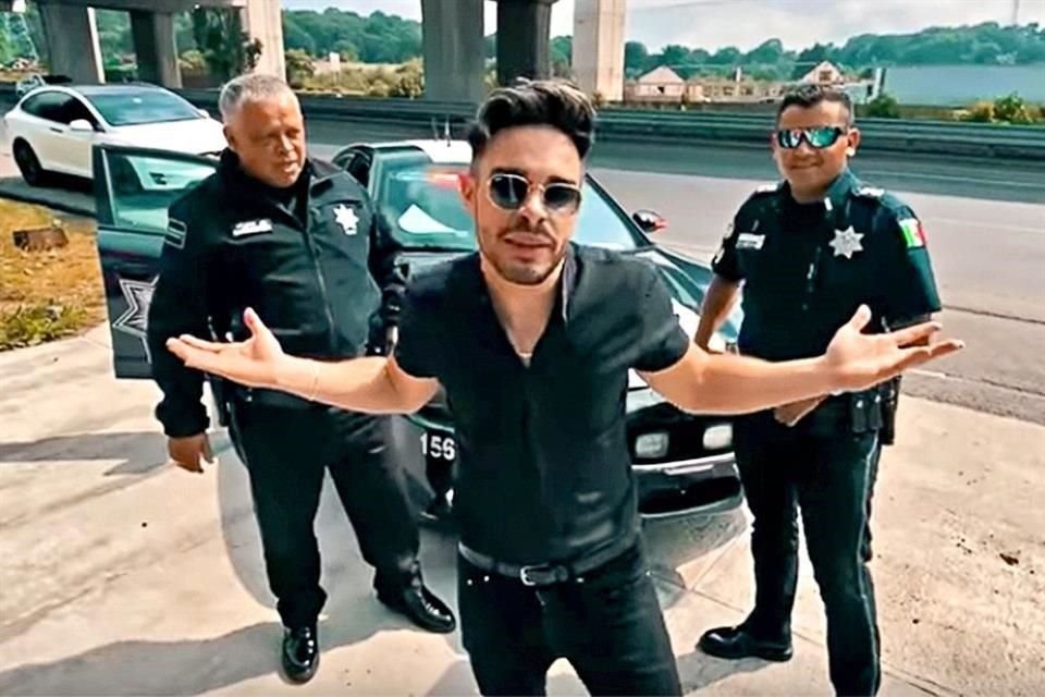 El youtuber Juan Dominguero posa junto a dos agentes federales.