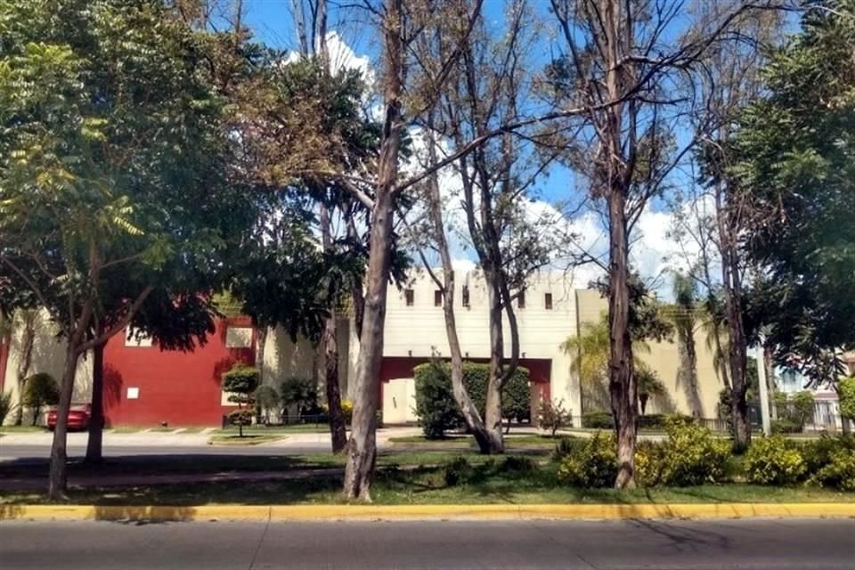 El Motel Baiona está ubicado en la Avenida Circunvalación, entre Ventura Anaya y Francisco Sarabia.