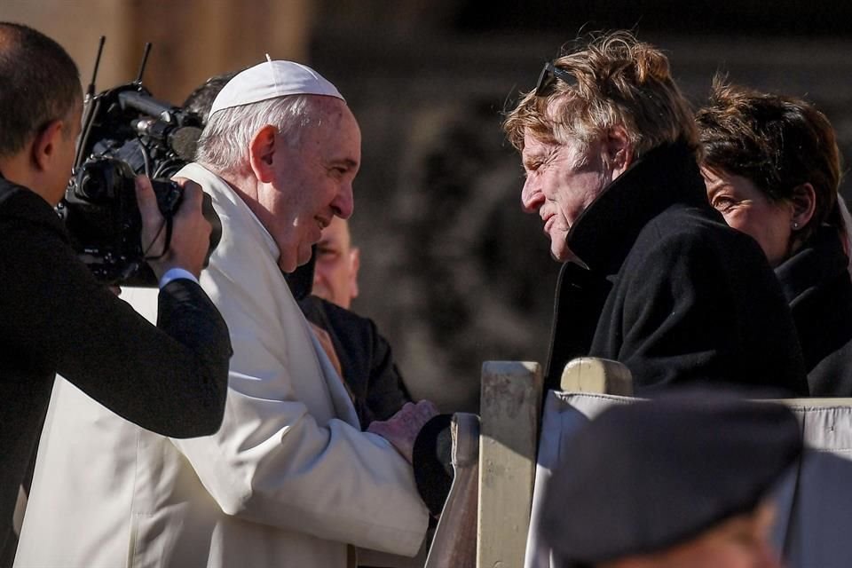 El Papa Francisco saluda a Robert Redford durante la audiencia celebrada este miércoles.