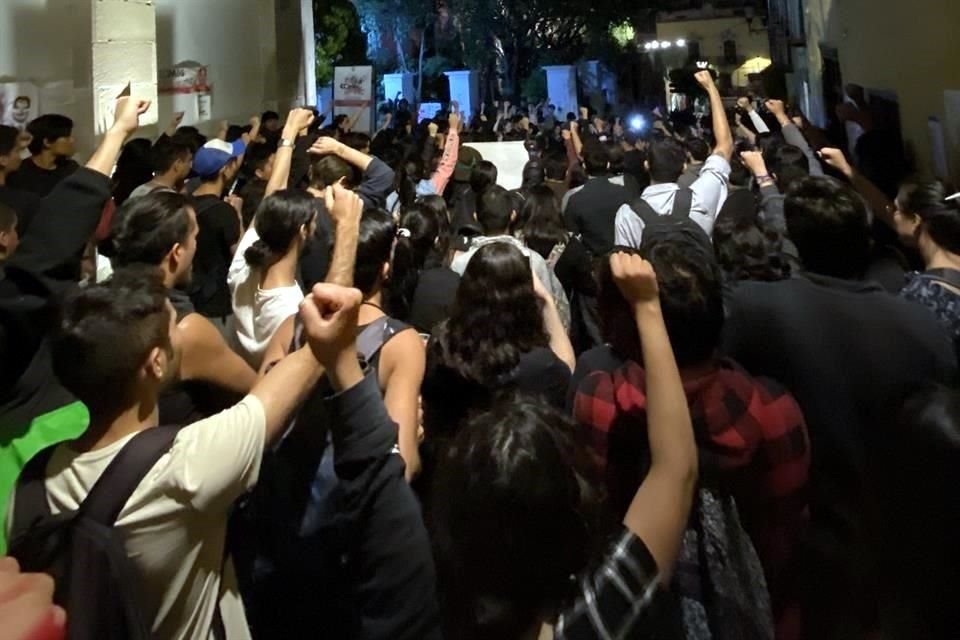 Jóvenes protestan desde hace más de 13 horas en distintos puntos de Guanajuato capital para exigir seguridad.