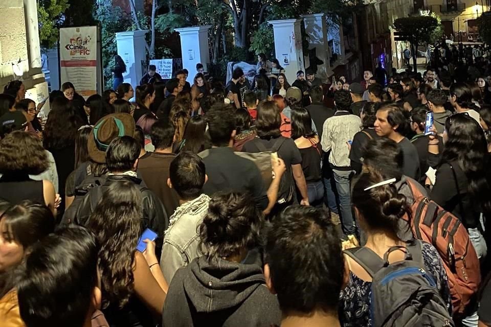 Jóvenes protestan desde hace más de 13 horas en distintos puntos de Guanajuato capital para exigir seguridad.
