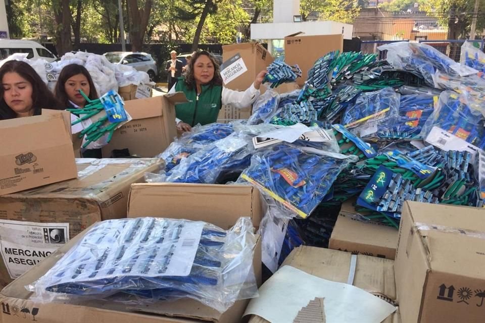 Entre los productos que se destruyeron están rastrillos, ropa, discos, juguetes, entre otros.