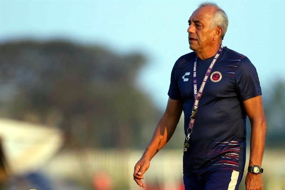 El DT Enrique López Zarza sigue presente en los entrenamientos.