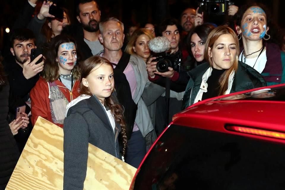 greta Thunberg se unió a la protesta, tras participar en una rueda de prensa.