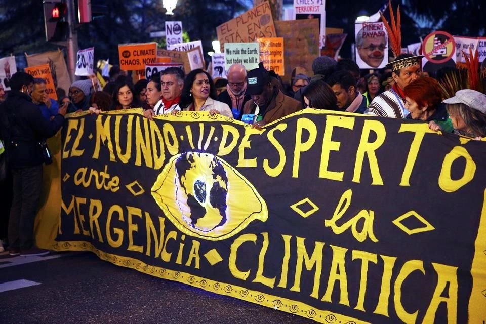 Bajo el lema de 'El mundo despertó ante la emergencia climática', miles marcharon en Madrid.