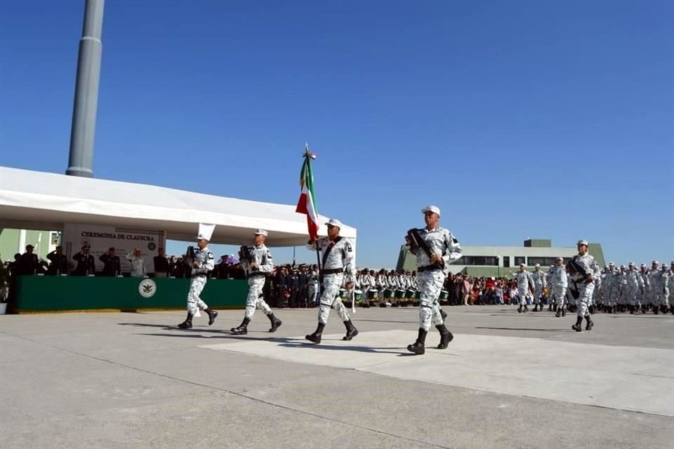 En la ceremonia de graduación, Bucio reconoció el esfuerzo, constancia y entrega de los nuevos guardias.