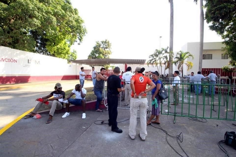 Afuera de la estación se realizan labores de limpieza y se colocaron vallas para impedir que se instalen nuevas carpas.