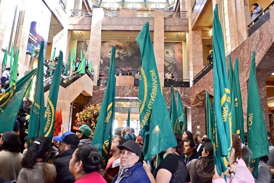 Campesinos de la UNTA acudieron a Bellas Artes a manifestarse.
