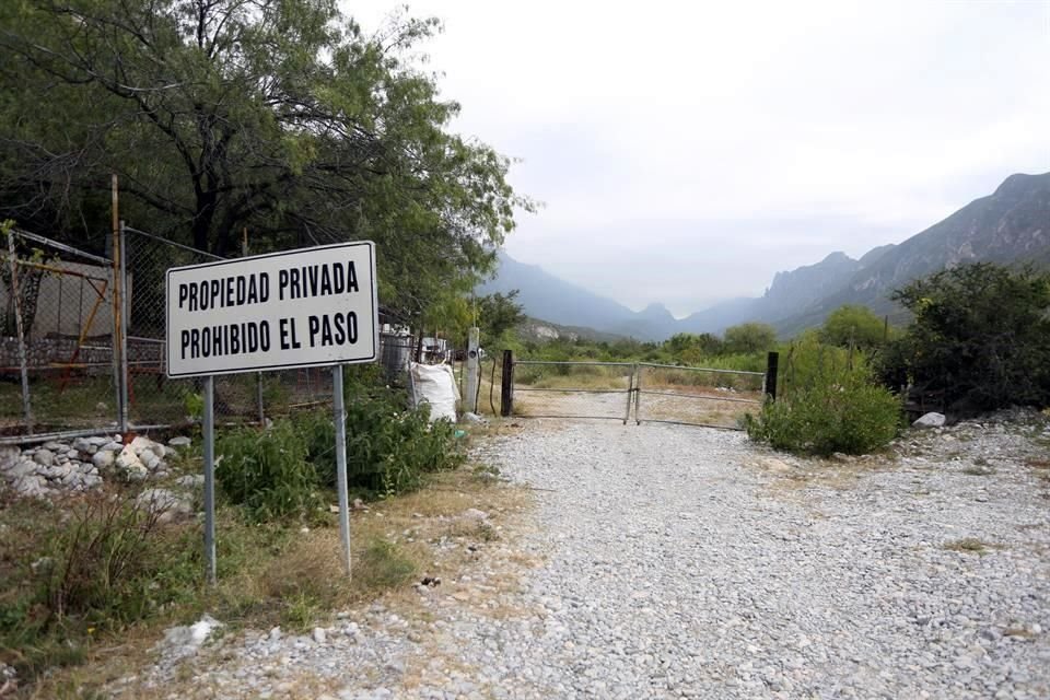 El camino a Valle de Reyes está bloqueado por un portón, en donde hay un letrero que indica que es propiedad privada.